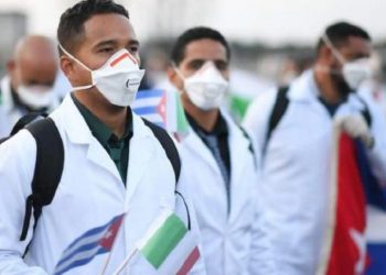Asociaciones piden que se transparente información sobre si médicos cubanos cumplen con la formación para dar atención en México