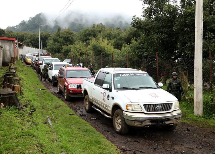 MEX1278. SALVADOR ESCALANTE (MÉXICO), 13/08/2022.- Fotografía cedida hoy por la Secretaría de Seguridad Pública de Michoacán que muestra un operativo contra el cártel de Pueblos Unidos, en el municipio Salvador Escalante (México). Un total de 164 presuntos sicarios del cártel de Pueblos Unidos fueron capturados este sábado por fuerzas de seguridad tras llevar a cabo una serie de bloqueos en carreteras del estado mexicano de Michoacán, oeste del país. EFE/ Secretaría de Seguridad Pública de Michoacán / SOLO USO EDITORIAL/ SOLO DISPONIBLE PARA ILUSTRAR LA NOTICIA QUE ACOMPAÑA (CRÉDITO OBLIGATORIO)