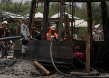 AMLO instruye a construir muro de concreto en mina de Coahuila