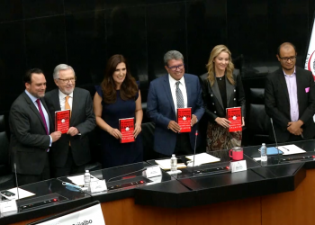Presentan en el Senado, un libro que analiza las mentiras, inexactitudes y falsedades de López Obrador
