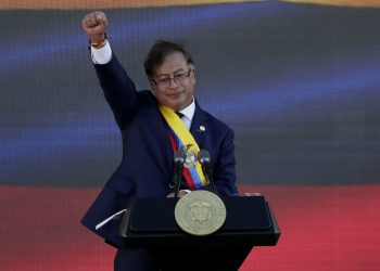 Petro: Convocamos a todos los armados a dejar las armas