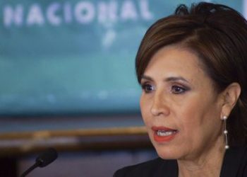 Rosario Robles acude a la FGR a entregar su pasaporte y firmar