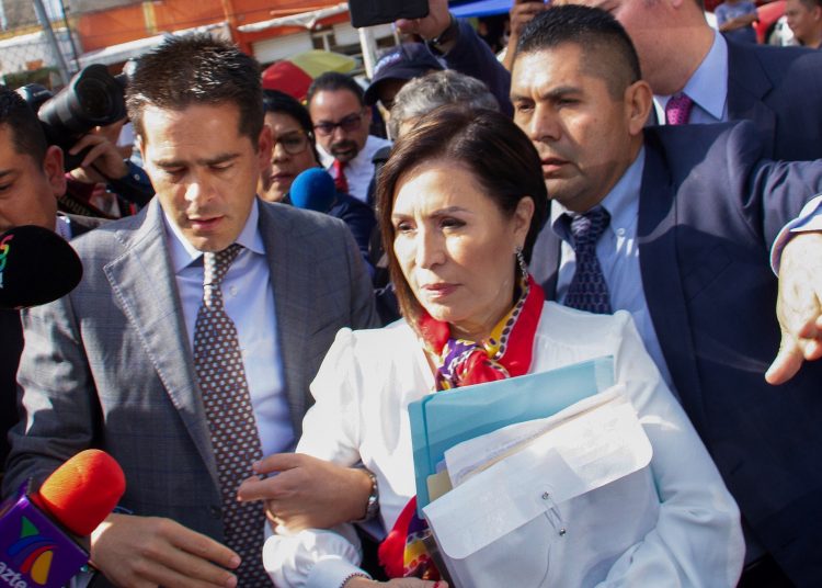Rosario Robles, exministra en el Gobierno de Enrique Peña Nieto (2012-2018), llega para comparecer por segunda ocasión ante un juez de Ciudad de México, acusada por la Fiscalía de permitir el desvío de 5.000 millones de pesos (unos 257 millones de dólares). EFE/Madla Hartz/Archivo