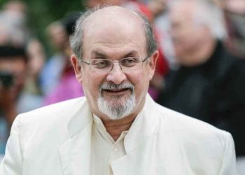 El escritor Salman Rushdie continúa hospitalizado y en estado critico tras ser atacado con un cuchillo
