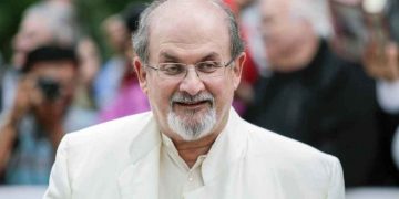 El escritor Salman Rushdie continúa hospitalizado y en estado critico tras ser atacado con un cuchillo