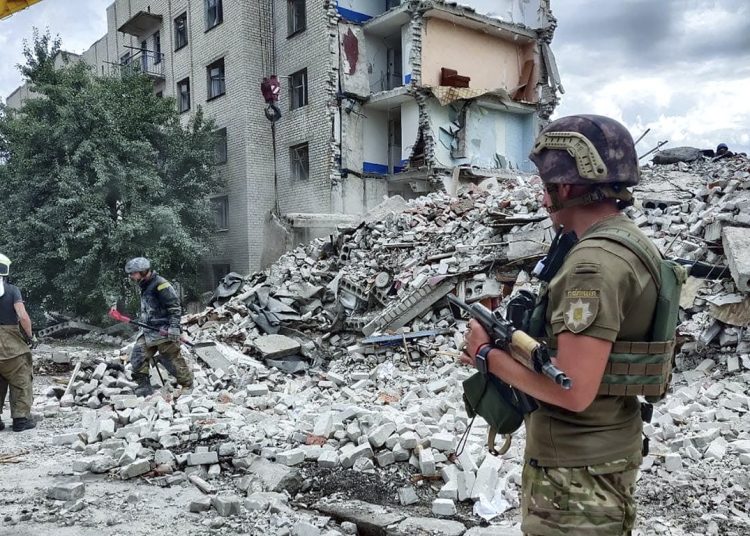 Chasiv Yar (Ukraine), 10/07/2022.- A handout photo made available by the National police press service on 10 July 2022 shows Ukrainian rescuers clean the debris of a residential building after shelling in Chasiv Yar, Ukraine, 10 July 2022. At least 15 people were killed and five injured as a result of the Russian rocket fire on 09 July, the State Emergency Services said. Russian troops on 24 February entered Ukrainian territory, starting a conflict that has provoked destruction and a humanitarian crisis. (Incendio, Rusia, Ucrania) EFE/EPA/National police press service / HANDOUT HANDOUT EDITORIAL USE ONLY/NO SALES