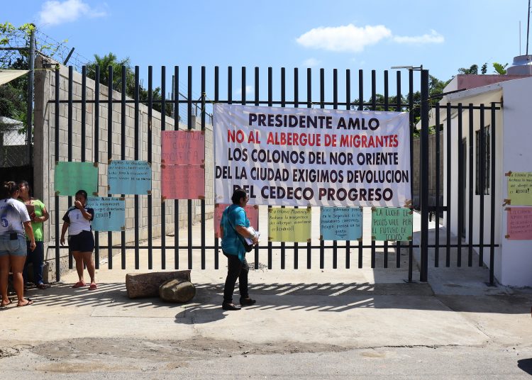 MEX080. TAPACHULA (MÉXICO), 01/08/2022.- Un grupo de personas se manifiestan hoy, frente a las instalaciones del Centro de Desarrollo Comunitario de la ciudad de Tapachula, estado de Chiapas (México). Mexicanos de unos 20 barrios populares de Tapachula, en la frontera con Guatemala, tomaron este lunes las instalaciones de un albergue para migrantes para protestar en contra de su apertura en medio del creciente flujo migratorio. EFE/Juan Manuel Blanco