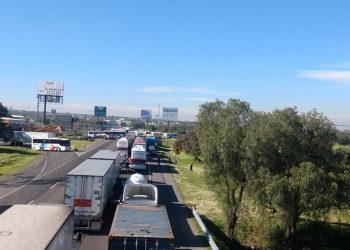 Transportistas bloquean la México-Pachuca tras asesinato de chofer