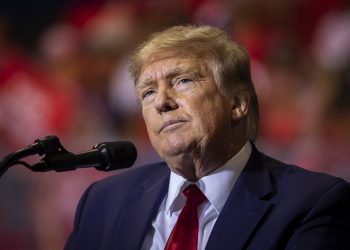 Trump asegura que el FBI robó sus tres pasaportes en el registro a su casa