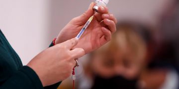 Clara Brugada lanza campaña contra el sarampión: Vacunarán en el Metro y 200 colonias.