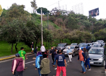 Vecinos de Santa Fe bloquean vialidades tras incendio de sus viviendas