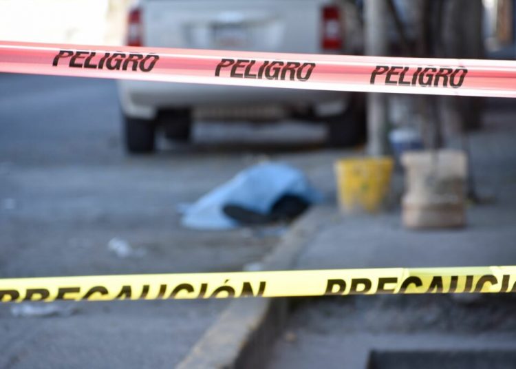 CHILPANCINGO, GUERRERO, 01MARZO2020.- Siete hechos violentos se registraron en la capital del estado de Guerrero, donde al menos seis personas entre ellas dos mujeres, fueron asesinadas a balazos durante la madrugada y mañana de este domingo en diversos puntos de la ciudad de Chilpancingo, además otro hombre resultó gravemente herido y se encuentra recibiendo atención medica.
FOTO: DASSAEV TÉLLEZ ADAME/CUARTOSCURO.COM