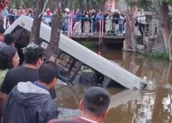 Microbús pierde el control y cae a canal en Xochimilco