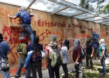 Esto exigen activistas y familiares de los 43 normalistas tras vandalizar embajada israelí