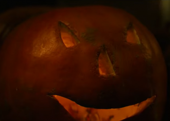 Jamie Lee Curtis regresa como Laurie Strode en Halloween: La Noche Final.