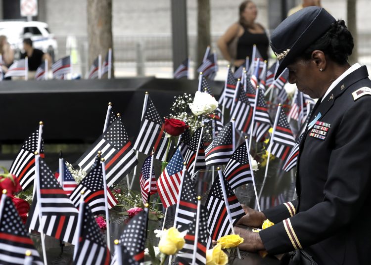 New York (United States), 11/09/2022.- A soldier pauses at the south tower 9/11 Memorial pool during a ceremony at the 9/11 Memorial marking the 21st anniversary of the September 11, 2001 terrorist attacks in New York, New York, USA, 11 September 2022. (Atentado, Terrorista, Estados Unidos, Nueva York) EFE/EPA/Peter Foley
