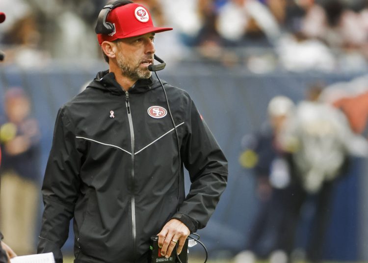 Chicago (United States), 11/09/2022.- San Francisco 49ers head coach Kyle Shanahan walks the sidelines during the NFL game between the San Francisco 49ers and the Chicago Bears at Soldier Field in Chicago, Illinois, USA, 11 September 2022. (Estados Unidos) EFE/EPA/TANNEN MAURY