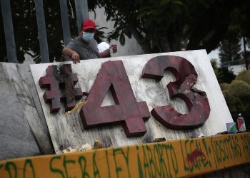 Vandalizan antimonumento a los 43 normalistas de Ayotzinapa