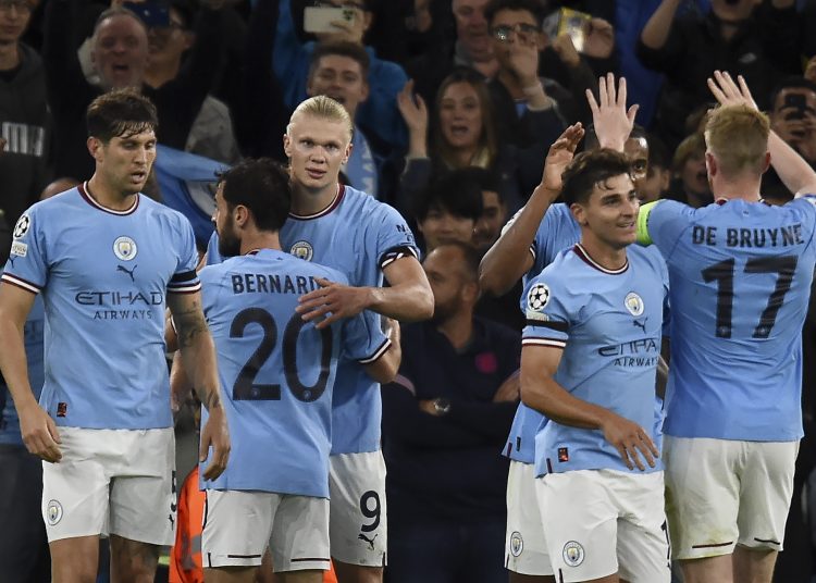 Manchester (United Kingdom), 14/09/2022.- Erving Haaland (3-L) of Manchester City celebrate with teammates after scoring the 2-1 lead during the UEFA Champions League group G soccer match between Manchester City and Borussia Dortmund in Manchester, Britain, 14 September 2022. (Liga de Campeones, Rusia, Reino Unido) EFE/EPA/PETER POWELL