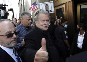 Steve Bannon se entrega a autoridades para enfrentar cargos en NY
