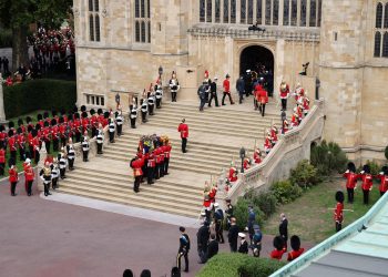 Isabel II es enterrada junto al duque de Edimburgo