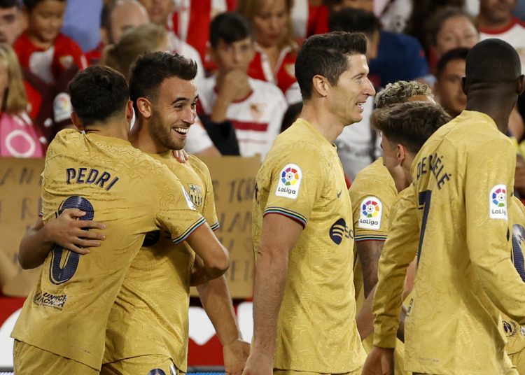 SEVILLA, 03/09/2022.- El defensa del FC Barcelona Eric García (2i) celebra su gol, tercero del equipo ante el Sevilla FC, durante el partido de la cuarta jornada de LaLiga que Sevilla FC y FC Barcelona juegan hoy sábado en el estadio Sánchez-Pizjuán, en Sevilla. EFE/Julio Muñoz