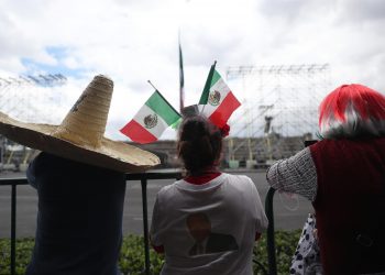 Mexicanos regresan a la capital para celebrar el grito