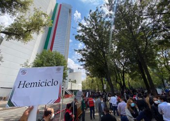 Sorprende temblor de 7.4 al embajador  Ken Salazar