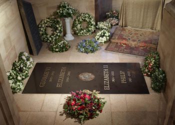 Develan la lápida de Isabel II