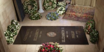 Develan la lápida de Isabel II