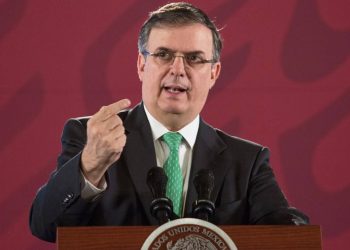 Ebrard llega a Japón para asistir al funeral de este ex primer ministro