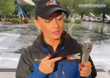 Gran protección de reportera al cubrir su micrófono por paso de Ian