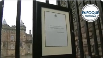 Colgada la notificación de la muerte de Isabel II ante palacio de Buckingham