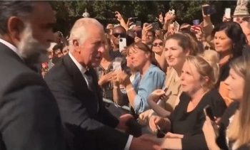 Carlos III tiene primer acercamiento con admiradores en Buckingham