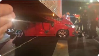 Terrible accidente,  tráiler arrastra a auto compacto