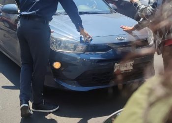 Conductor de vehículo intimida y agrede a repartidor en CDMX
