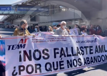 Esto exigen jubilados de la extinta Mexicana De Aviación tras bloquear accesos al AICM