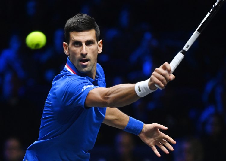 London (United Kingdom), 24/09/2022.- Novak Djokovic of Team Europe returns to Francis Tiafoe of Team World during a Laver Cup tennis match at the O2 Arena in London, Britain, 24 September 2022. (Tenis, Reino Unido, Londres) EFE/EPA/ANDY RAIN