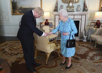 Johnson presenta su dimisión formal a la reina Isabel II