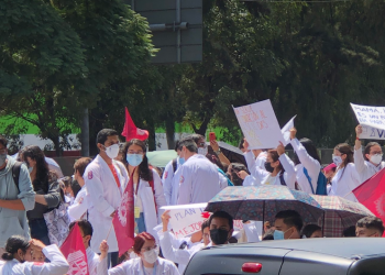 Estudiantes de medicina bloquean el Circuito Interior, esto demandan