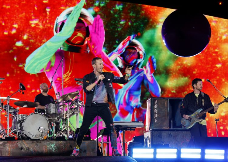 AME7770. BOGOTÁ (COLOMBIA), 16/09/2022.- La banda británica Coldplay se presenta hoy durante un concierto en Bogotá (Colombia). Decenas de miles de personas vibraron este viernes con la música de Coldplay en el estadio Nemesio Camacho "El Campín", en el primero de dos conciertos de la banda británica en Bogotá, parte de su gira mundial "Music of the spheres". EFE/ Mauricio Dueñas Castañeda /SOLO USO EDITORIAL /NO VENTAS /NO ARCHIVO
