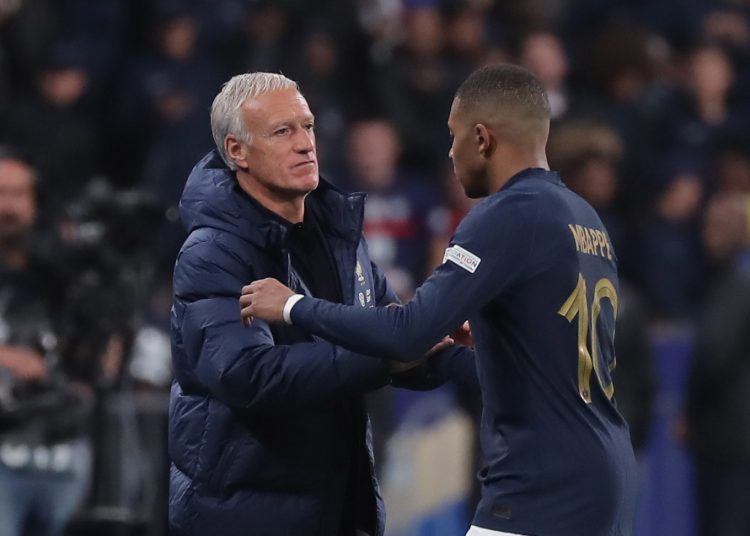 Saint-denis (France), 22/09/2022.- Didier Deschamps, head coach of France shakes hands with his player Kilian Mbappe (R) after the UEFA Nations League match between France and Austria in Saint-Denis, France, 22 September 2022. (Francia) EFE/EPA/CHRISTOPHE PETIT TESSON