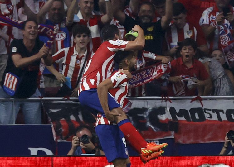 MADRID, 10/09/2022.- El delantero brasileño del Atlético de Madrid Matheus Cunha (d) celebra con Koke (i) su gol, cuarto del equipo ante el Celta, durante el partido de la quinta jornada de Liga en Primera División que Atlético de Madrid y Celta de Vigo juegan hoy sábado en el Civitas Metropolitano. EFE/Juanjo Martín