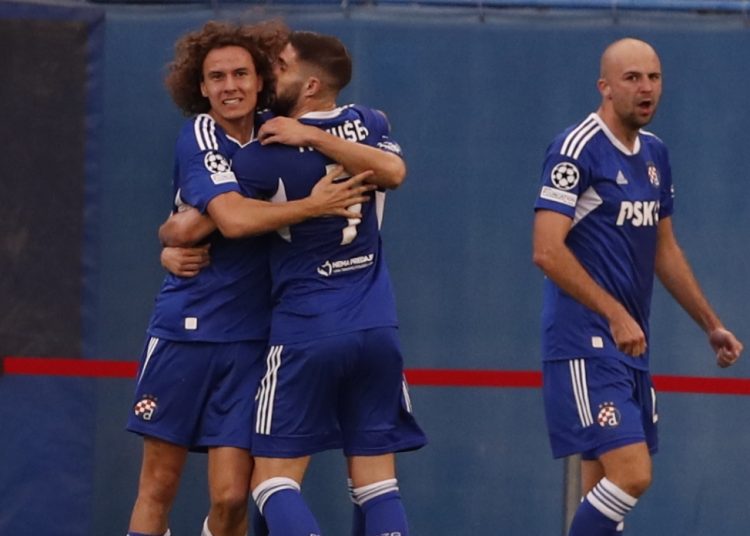 Zagreb (Croatia), 06/09/2022.- Players of GNK Dinamo celebrate the 1-0 goal in the UEFA Champions League group E match between GNK Dinamo and Chelsea FC in Zagreb, Croatia, 06 September 2022. (Liga de Campeones, Croacia) EFE/EPA/ANTONIO BAT