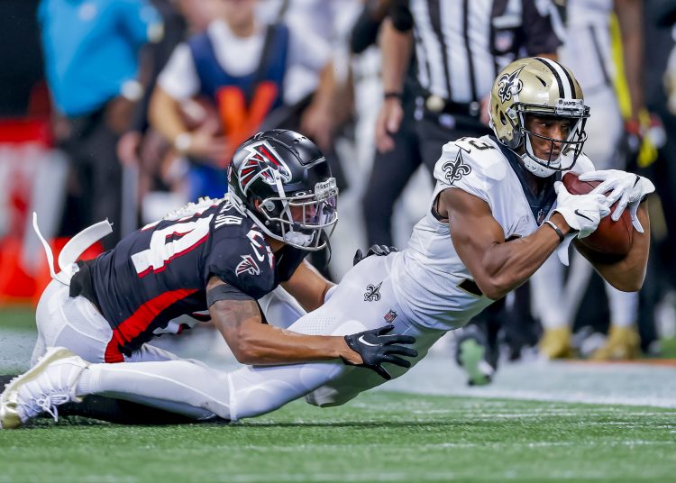 Atlanta (United States), 11/09/2022.- New Orleans Saints wide receiver Michael Thomas (R) makes a reception against Atlanta Falcons cornerback A.J. Terrell (L) during the second half of an NFL American football game between the New Orleans Saints and the Atlanta Falcons at Mercedes-Benz Stadium in Atlanta, Georgia, USA, 11 September 2022. (Estados Unidos, Nueva Orleáns) EFE/EPA/ERIK S. LESSER
