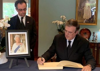 Ebrard acudirá a funerales de la reina Isabel II