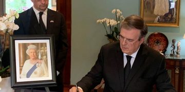 Ebrard acudirá a funerales de la reina Isabel II