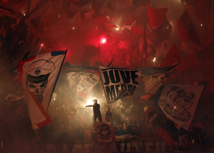 Paris (France), 06/09/2022.- PSG fans light flares during the UEFA Champions League first leg group H soccer match between Paris Saint-Germain (PSG) and Juventus FC in Paris, France, 06 September 2022. (Liga de Campeones, Francia) EFE/EPA/Yoan Valat