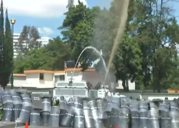 Normalistas de Ayotzinapa se enfrenten con policías en el Campo militar número 1