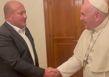 Enrique Alfaro, primer gobernador en ser recibido por el Papa Francisco en su residencia